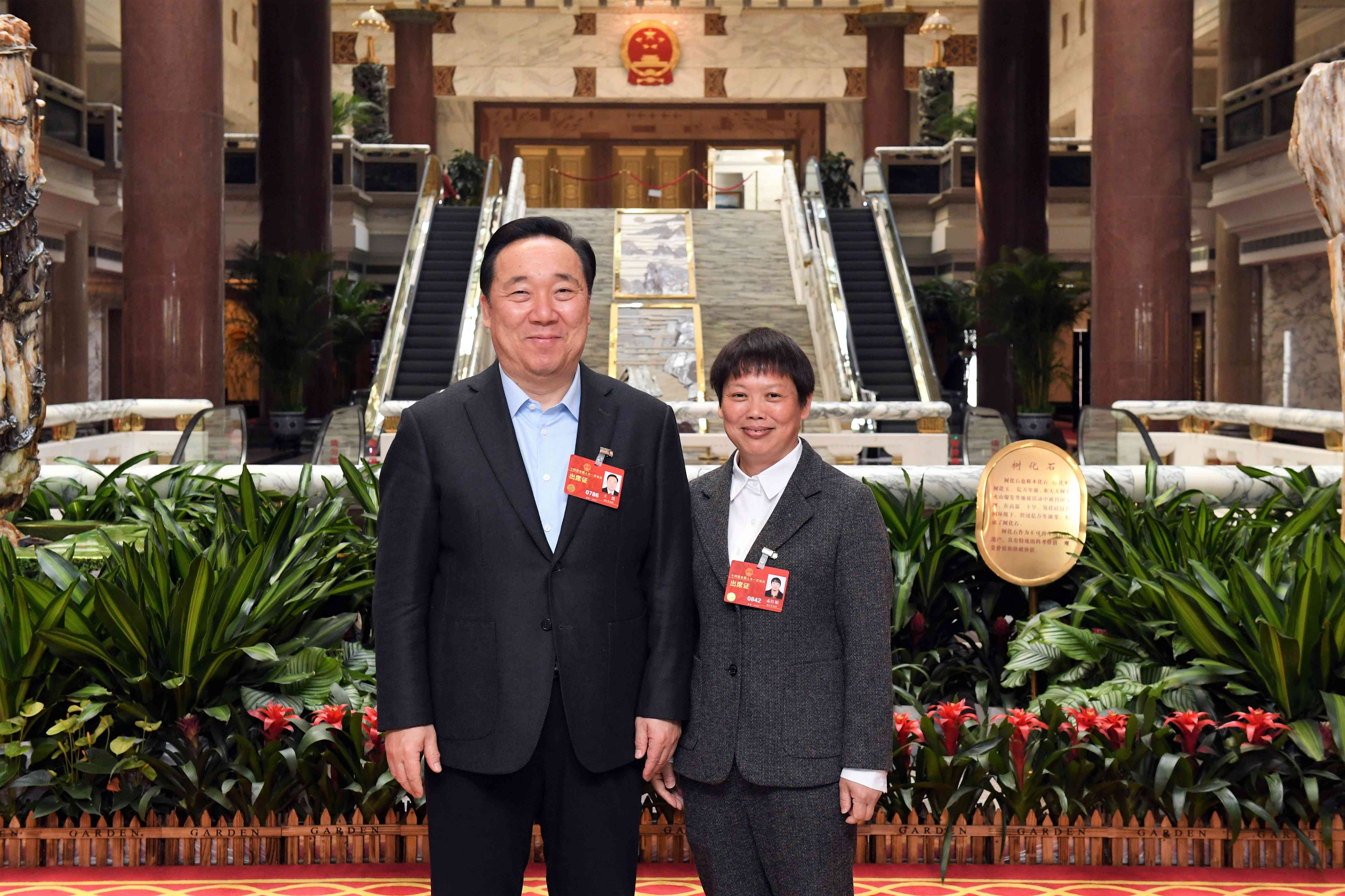 53、2023年1月15日,浙江省第十四屆人民代表大會(huì)第一次會(huì)議舉行第三次全體會(huì)議,我司紹興工廠車間主任孟紅娟當(dāng)選全國(guó)人大代表。.jpg 53、2023年1月15日,浙江省第十四屆人民代表大會(huì)第一次會(huì)議舉行第三次全體會(huì)議,我司紹興工廠車間主任孟紅娟當(dāng)選全國(guó)人大代表。.jpg